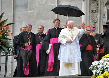 Pope Benedict rejects criticism of Pope Francis IMAGE