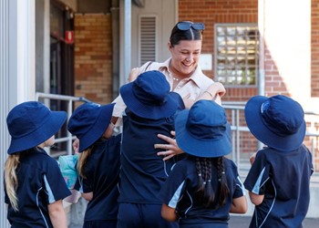 Alumna-turned Australian Idol contestant visits school IMAGE